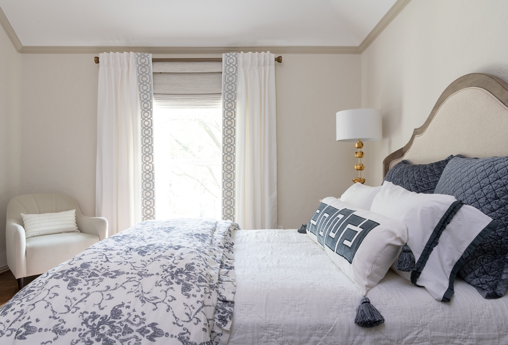Classic guest room interior in Dallas featuring bespoke furnishings and a soft neutral palette.