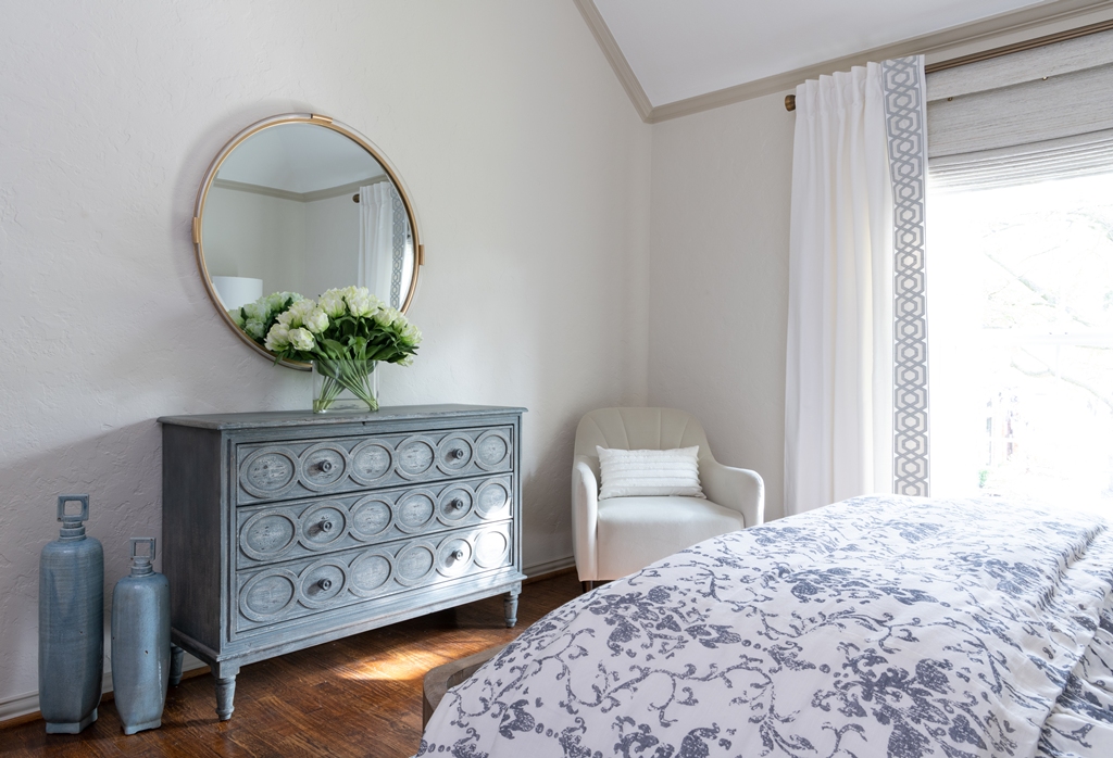 Classic guest room interior in Dallas featuring bespoke furnishings and a soft neutral palette.