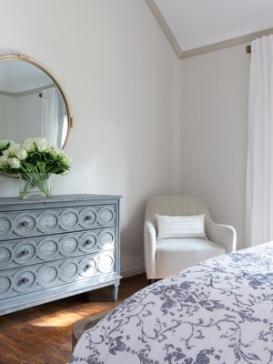 Classic guest room interior in Dallas featuring bespoke furnishings and a soft neutral palette.