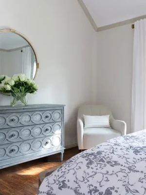 King Williams Traditional Home | Twilly &Amp; Fig Classic Guest Room Interior In Dallas Featuring Bespoke Furnishings And A Soft Neutral Palette.